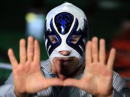 El luchador mexicano Atlantis habla durante una entrevista con EFE, el 3 de junio del 2023 en la Arena México de la capital mexicana (México). EFE/ Mario Guzmán
