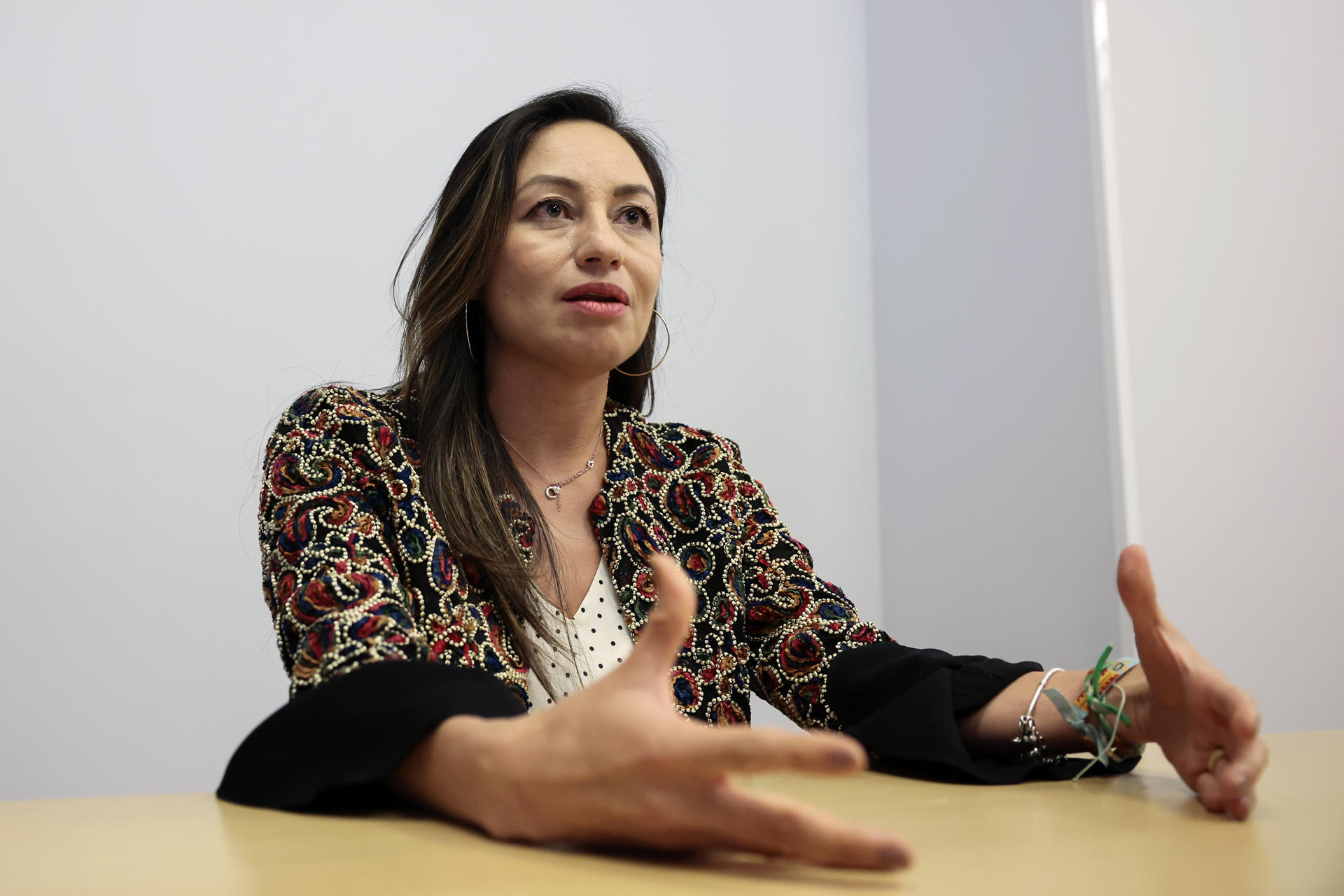 La directora regional para México, Centroamérica y el Caribe de la Asociación Interamericana de Empresas de Telecomunicaciones(ASIET), Cindy Rayo, habla durante una entrevista con EFE el 1 de junio de 2023, en Ciudad de México (México). EFE/ José Méndez
