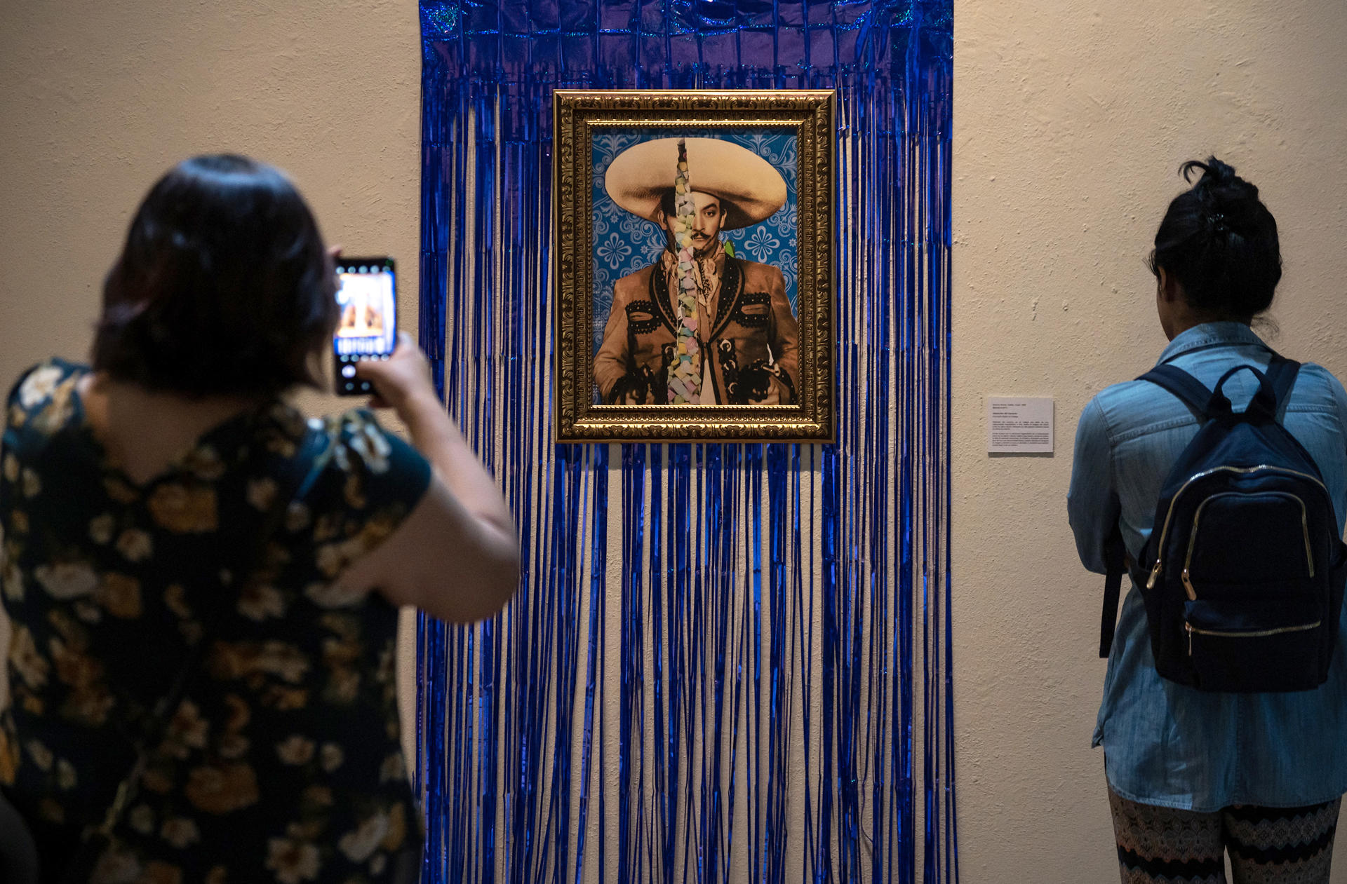 Personas visitan la exposición colectiva de arte LGBT “Disidencias en Resistencia