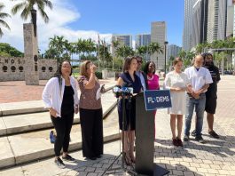 La presidenta del Partido Demócrata de Florida, Nikki Fried, habla durante una rueda de prensa frente al monumento "La antorcha de la amistad", en Miami, Florida (EE. UU). EFE/Ana Mengotti
