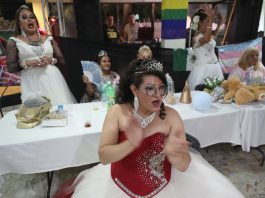 Un grupo de mujeres trans celebra sus quince años, hoy, en Ciudad de México (México). EFE/ Sáshenka Gutiérrez
