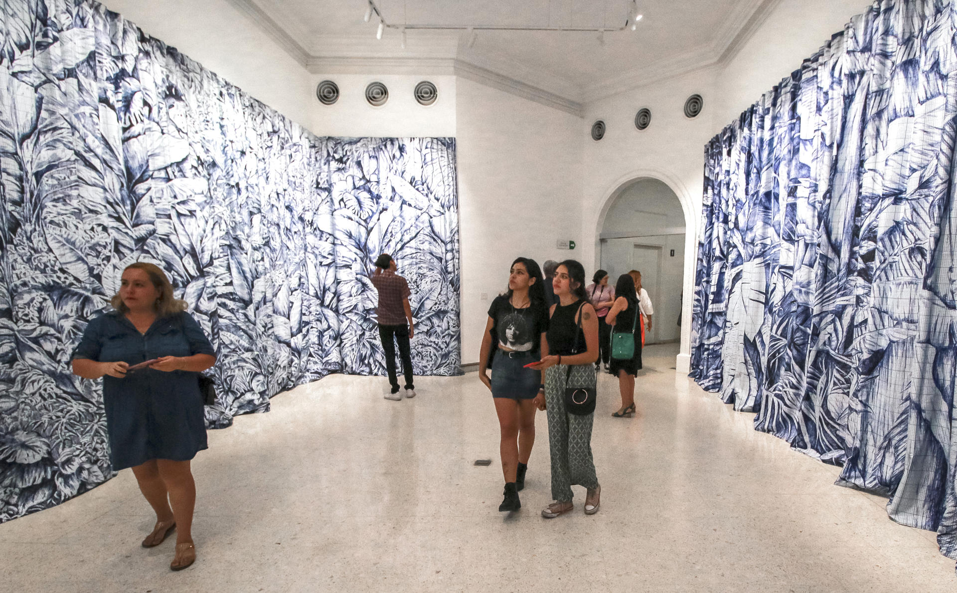 El diseñador italiano Pietro Ruffo expone en México una reflexión de la crisis climática Visitantes observan la muestra "El Jardín de los Últimos Días", del diseñador italiano, Pietro Ruffo, el 20 de junio de 2023, exhibida en el Museo de las Artes (MUSA), en la ciudad de Guadalajara, en Jalisco (México). EFE/ Francisco Guasco