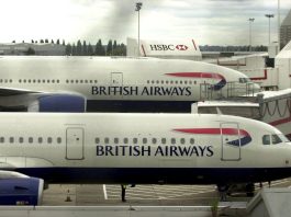 Fotografía de archivo fechada el 12 de agosto de 2005, que muestra a unos aviones de la compañía British Airways en el aeropuerto de Heathrow, Londres, Inglaterra. EFE/LINDSEY PARNABY
