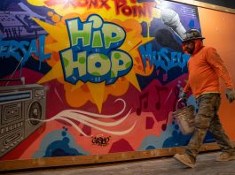 Un obrero trabaja en la construcción del Museo Universal del Hiphop, el 7 de junio de 2023, en New York (Estados Unidos). EFE/Ángel Colmenares
