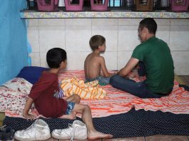 Un migrante junto a dos menores permanecen en el albergue “Todo por Ellos”, el 1 de junio de 2023, en Tapachula, Chiapas (México). EFE/ Juan Manuel Blanco
