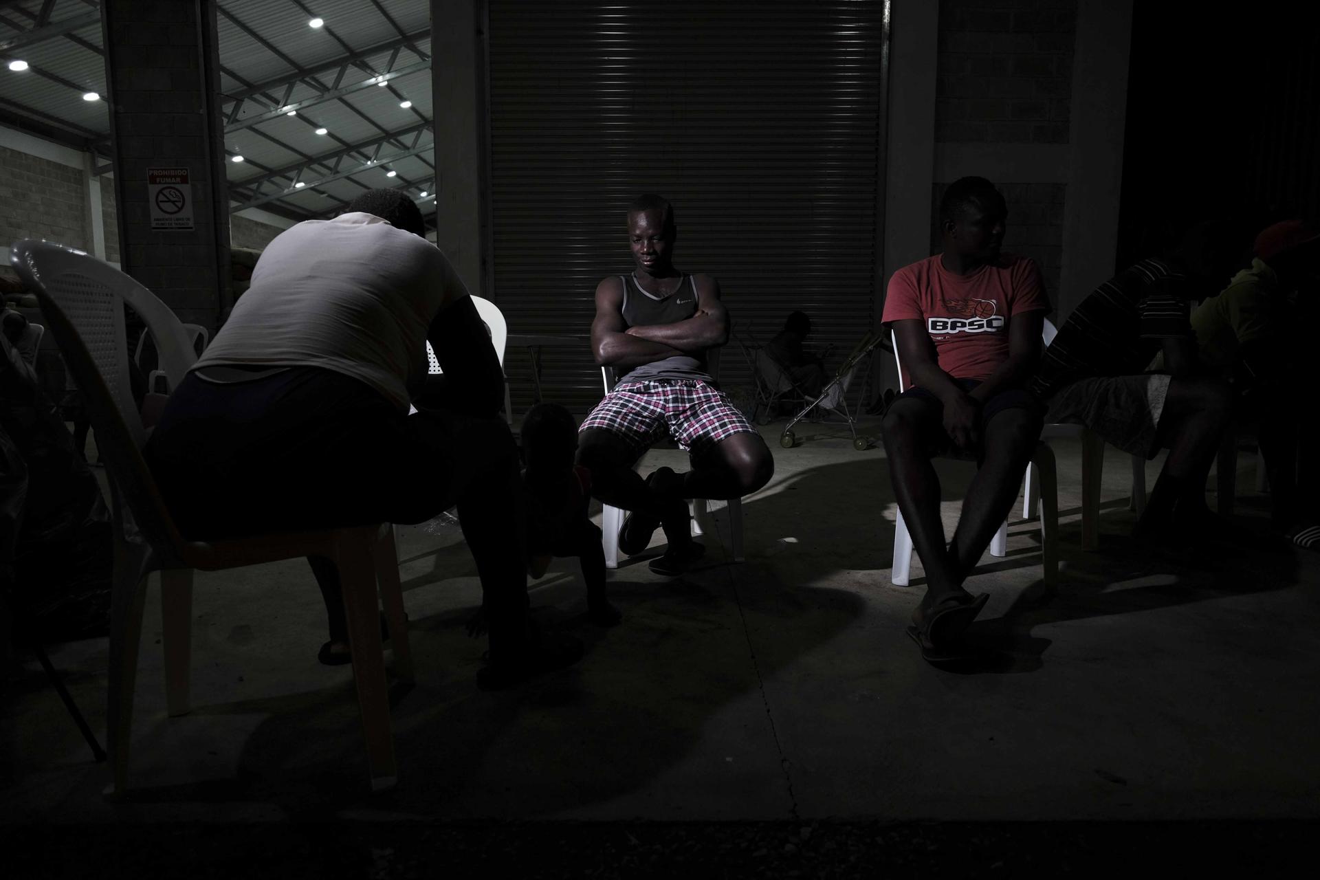 Fotografía de archivo de familias haitianas que pasan la noche en un centro comunal en la zona de Palmar Norte, a 259 kilómetros de San José (Costa Rica). EFE/ Jeffrey Arguedas
