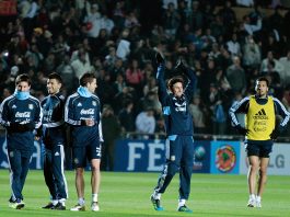 Fotografía de archivo, tomada en julio de 2011, en la que se registró (de i a d) a los entonces integrantes de la selección nacional argentina de fútbol: Lionel Messi, Sergio Agüero, Diego Valeri, Javier Zanetti y Ezequiel Garay, previo a un partido de la Copa América, en el estadio Brigadier López, en la ciudad de Santa Fe (Argentina). EFE/José Jácome
