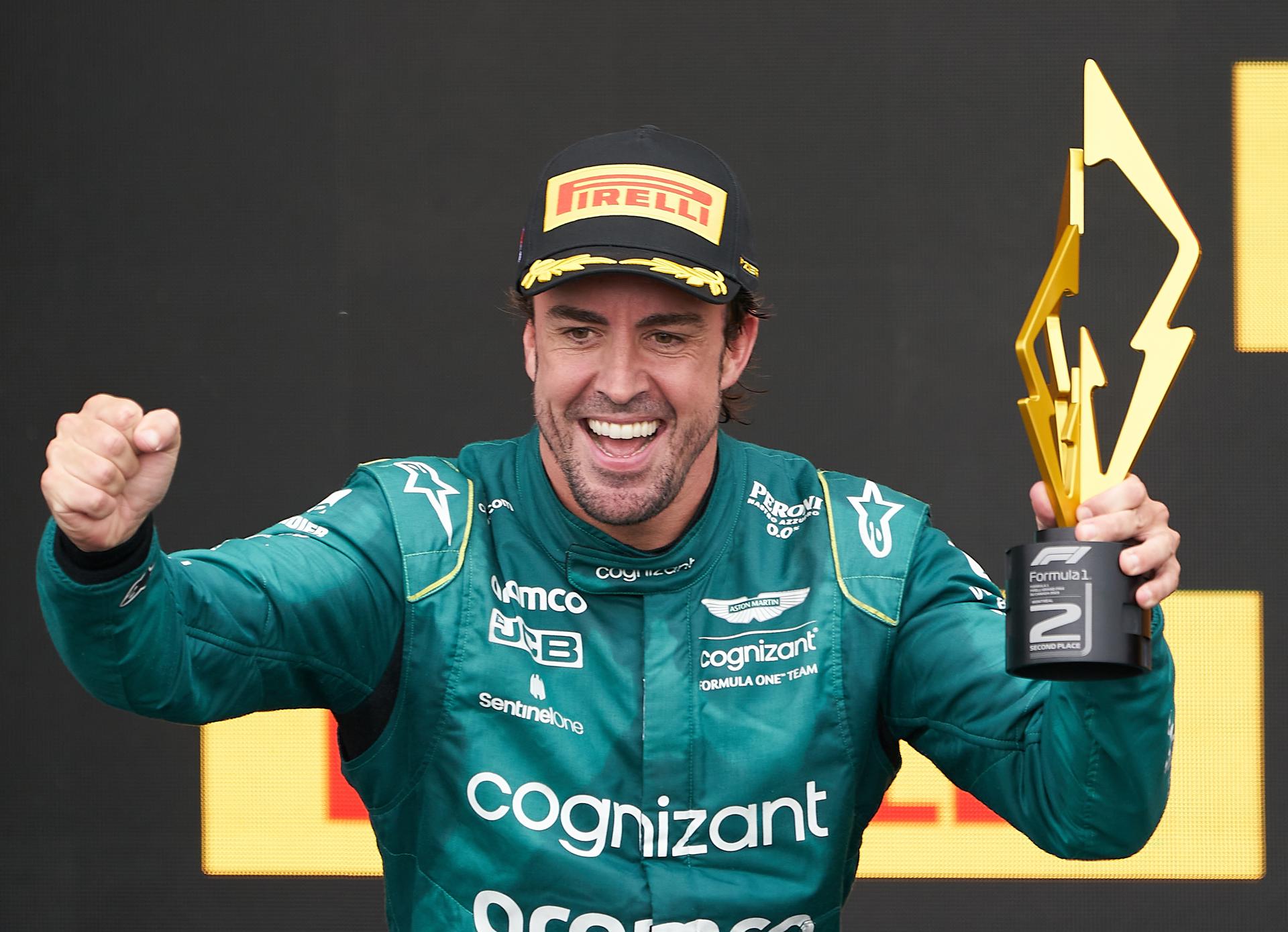 Fernando Alonso, piloto español de la escudería Aston Martin de Fórmula 1, fue registrado este domingo, 18 de junio, al celebrar, en el podio, el segundo lugar en el Gran Premio de Canadá, en el autódromo Gilles Villeneuve, en Montreal (Canadá). EFE/Andre Pichette
