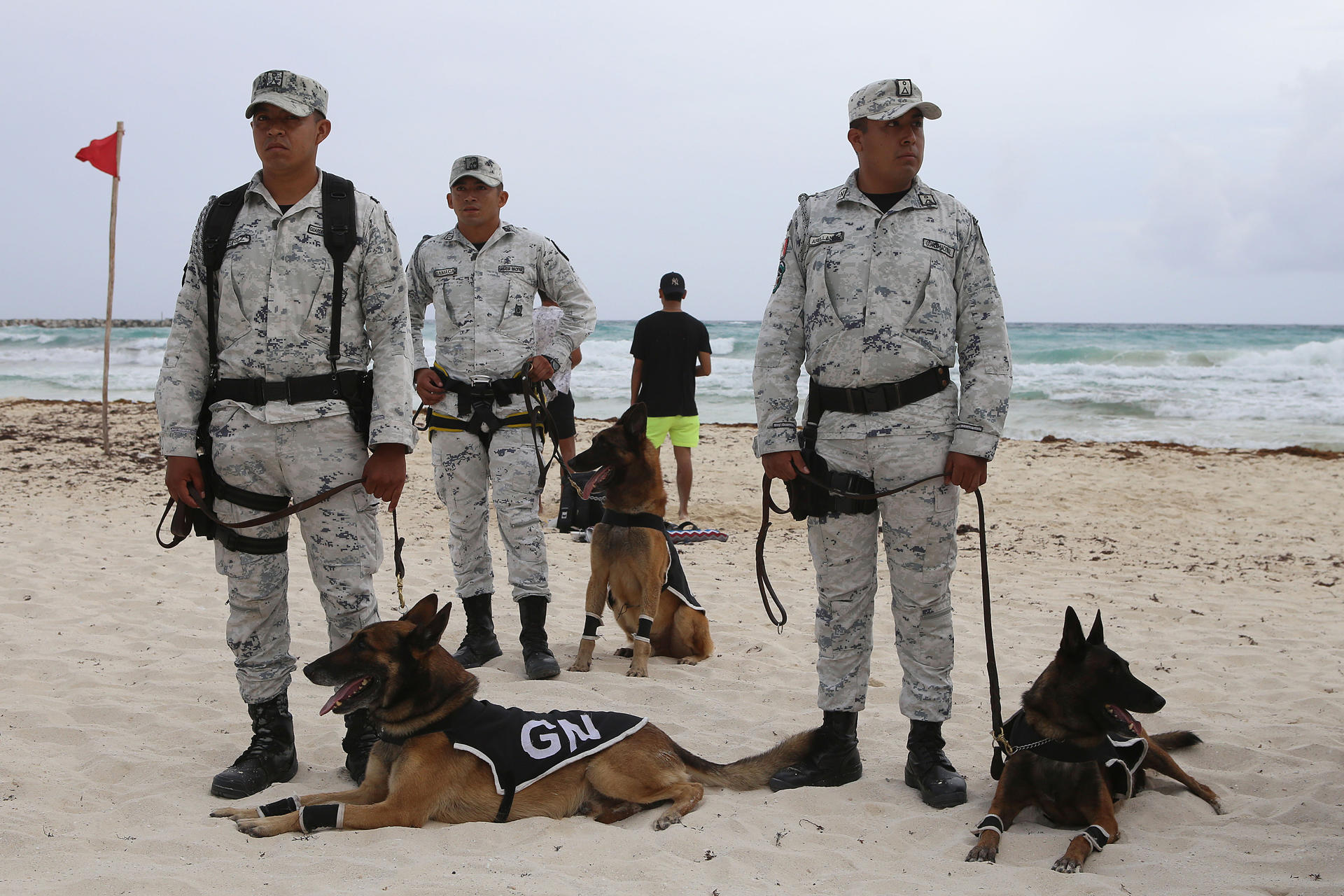 Alistan operativos de seguridad en Caribe mexicano ante la próxima temporada de verano Integrantes de la Guardia Nacional resguardan una playa el 24 de junio de 2023, en el balneario de Cancún, Quintana Roo (México). EFE/Lourdes Cruz