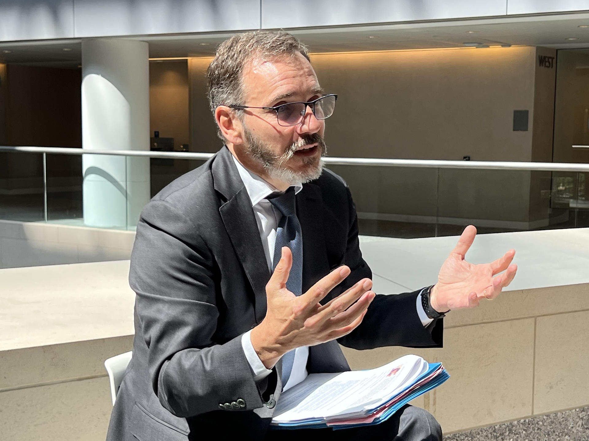 Pierre-Olivier Gourinchas, director de Investigación del Fondo Monetario Internacional, habla durante una entrevista con EFE el 24 de julio de 2023, en Washington (Estados Unidos). EFE/Sara Soteras
