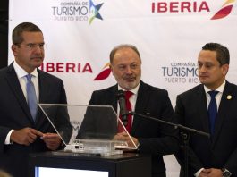 El aumento de frecuencias de Iberia incentiva llegada de viajeros a Puerto Rico Fotografía de archivo del gobernador de Puerto Rico, Pedro Pierluisi (i); el director ejecutivo de la Compañía de Turismo de Puerto Rico (CTPR), Carlos Mercado (d), y el director de Ventas LATAM y Acuerdos Institucionales de Iberia, Víctor Moneo (c), hablan previo a la firma de un acuerdo para promocionar la isla en Europa celebrado en San Juan, Puerto Rico. EFE/Thais Llorca