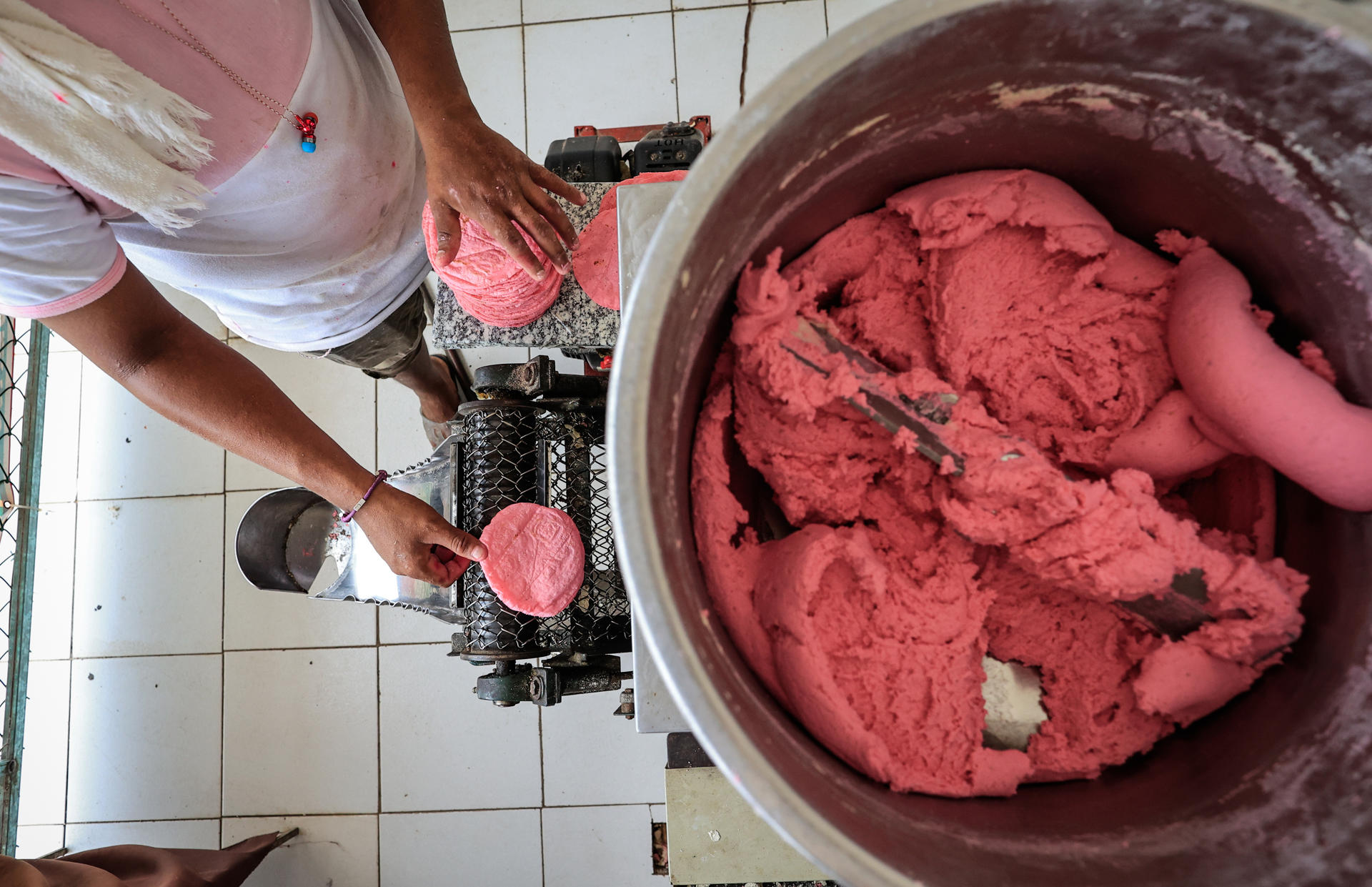 El furor por “Barbie” tiñe de rosa los tacos y las tortillas de México Trabajadores preparan masa rosa para elaborar tortillas estilo “Barbie”, el 20 de julio de 2023, en el balneario de Acapulco, Guerrero (México). EFE/ David Guzmán