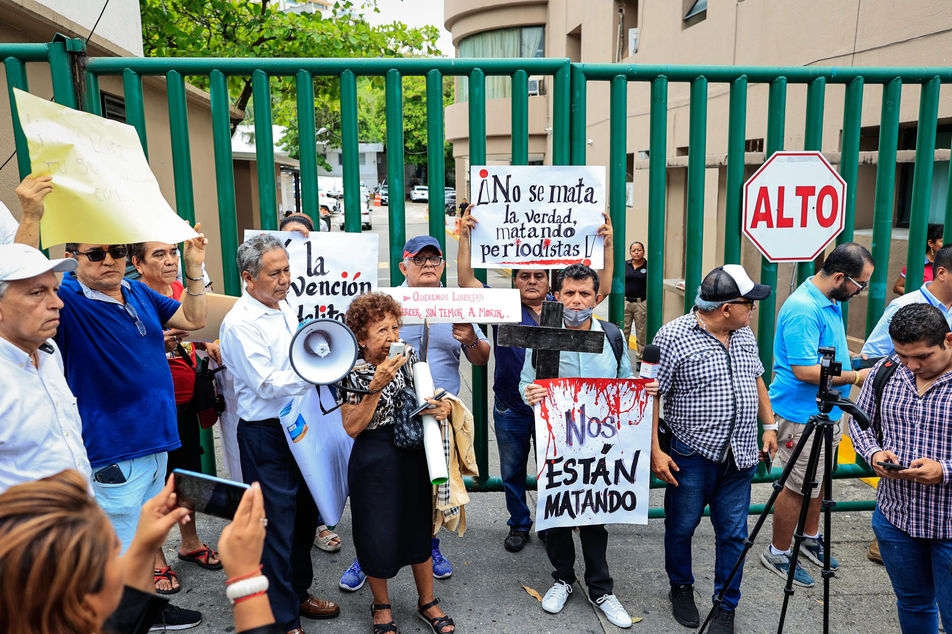 Un grupo de periodistas protestan, por la muerte de su compañero Nelson Matus Peña, hoy en el balneario de Acapulco, estado de Guerrero (México). EFE/David Guzmán
