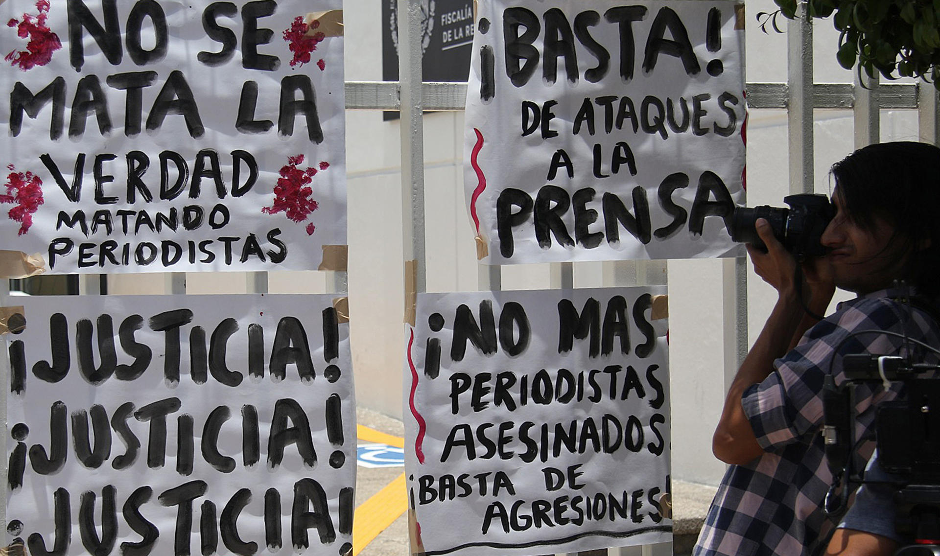 Periodistas de diferentes medios de comunicación protestan hoy, frente a la Fiscalía General de la República (FGR), en el municipio de Chilpancingo en Guerrero (México). EFE/José Luis de la Cruz
