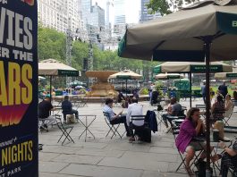 Nueva York también quiere atraer a los turistas con presupuestos modestos Unas personas descansan junto a un cartel del ciclo "Movies under the stars" (Películas bajo las estrellas), que ofrece proyecciones de películas al aire libre, el 29 de junio de 2023, en el Parque Bryan en Nueva York (EE.UU.). EFE/ Jorge Fuentelsaz