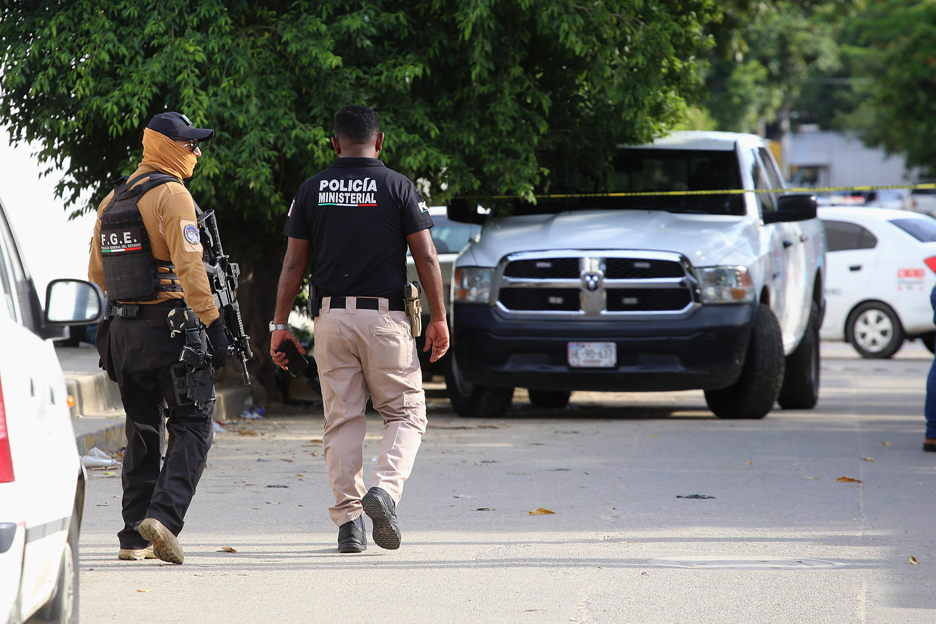 Policías ministeriales acuden a la zona donde fue asesinado el periodista Nelson Matus Peña, en Acapulco, estado de Guerrero (México). EFE/ David Guzmán
