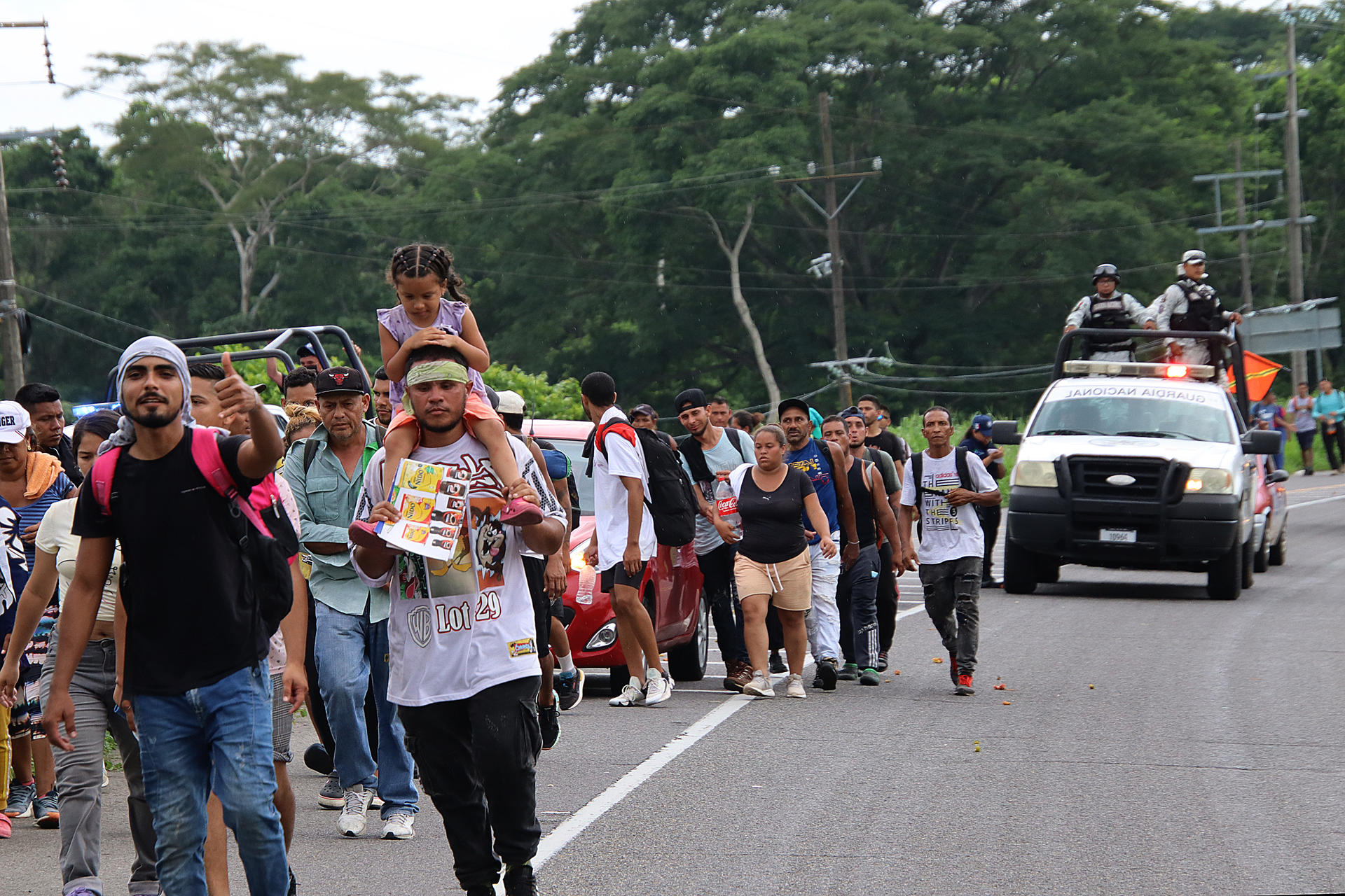 Migrantes caminan en caravana para intentar llegar a EEUU, el 15 de julio de 2023, en la ciudad de Tapachula, estado de Chiapas (México). EFE/Juan Manuel Blanco
