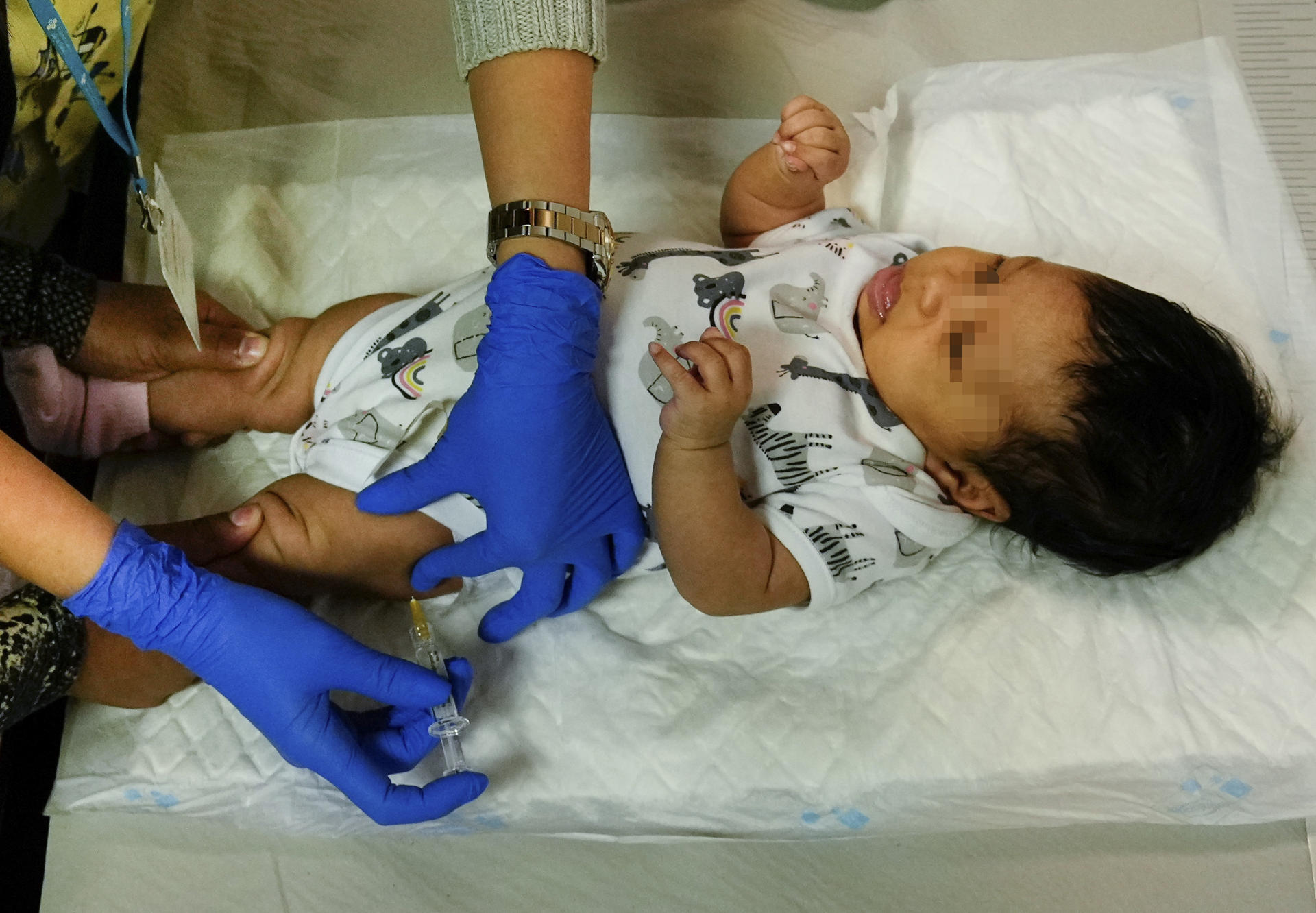 EE.UU. da luz verde a la vacuna contra el VSR en bebés que se administra a embarazadas Archivo. EFE/Enric Fontcuberta