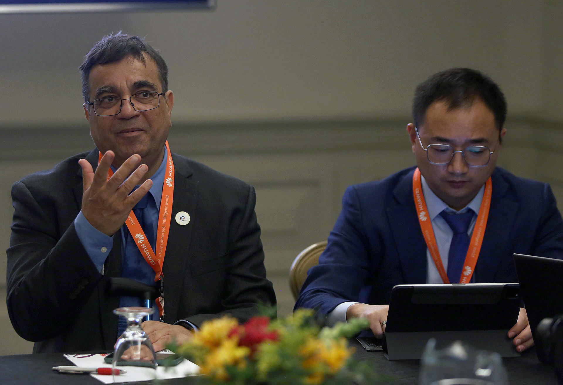 El jefe experto en wifi de Fourier Labs, ingeniero Osama Aboul Magd (i), habla durante su participación en el Huawei Network Summit 2023, el 25 de agosto de 2023, en un hotel del balneario de Cancún, Quintana Roo (México). EFE/ Alonso Cupul
