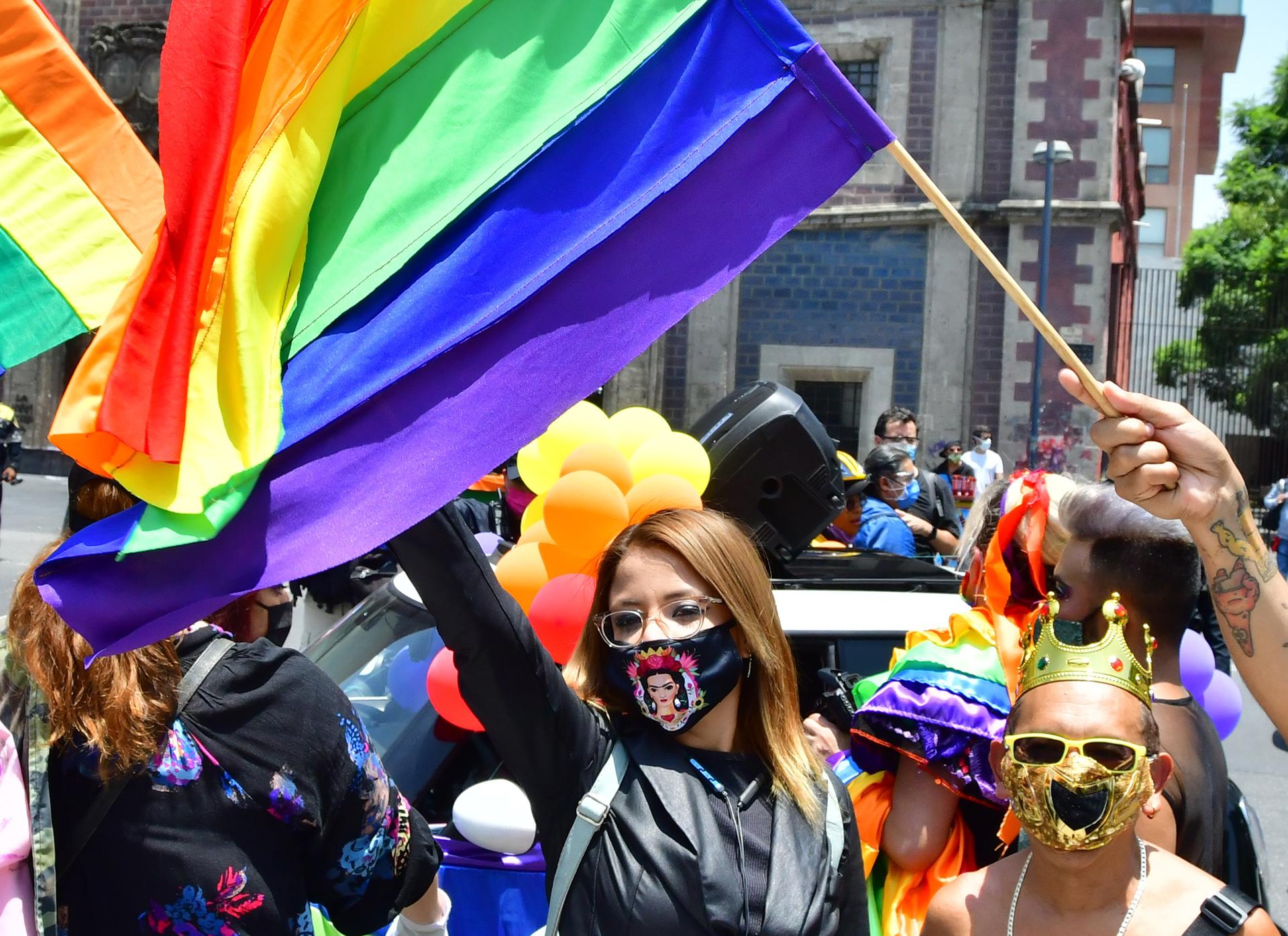 Fotografía de archivo de decenas de personas de la comunidad LGBT. EFE/ Jorge Núñez
