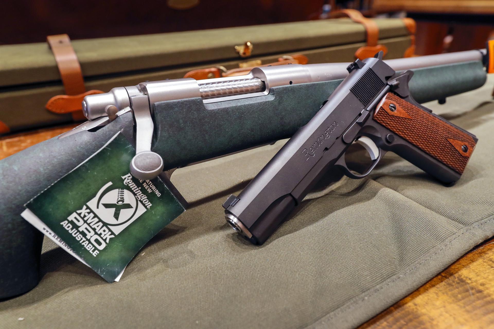 Fotografía de archivo de una vista de un rifle y una pistola de la compañía estadounidense Remington expuestas en una tienda. EFE/ Erik S. Lesser
