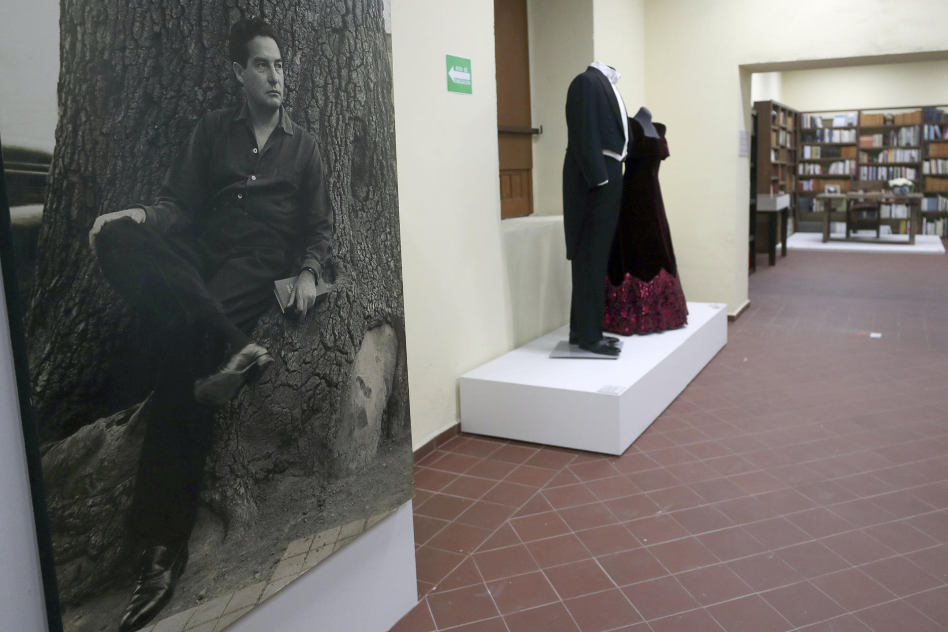 Fotografía de una imagen de Octavio Paz expuesta en la casa que perteneció al nobel mexicano, el 19 de abril de 2023 en Ciudad de México (México). EFE/Isaac Esquivel
