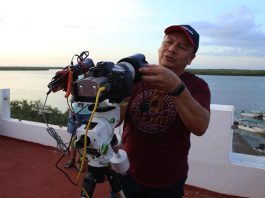 El astrofotógrafo Roberto Fernández prepara su equipo el 18 de septiembre de 2023 en la localidad de Río Lagartos, estado de Yucatán (México). EFE/Lourdes Cruz
