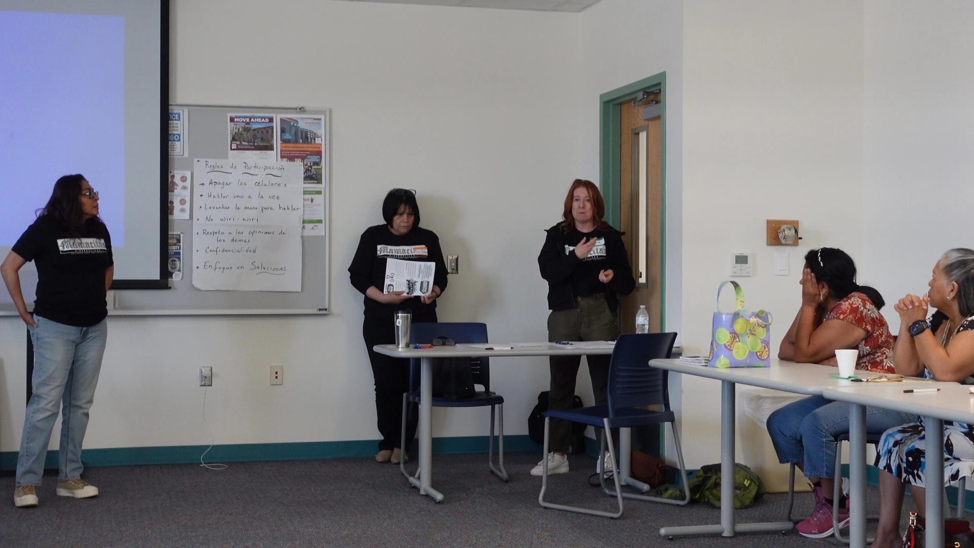 “Mamacitas cibernéticas” ayudan a latinas mayores a lidiar con el mundo digital Fotografía cedida por el colectivo "Mamacitas cibernéticas" donde aparecen tres de sus miembros mientras dan explicaciones a residentes hispanas de Sunland Park, en el sur del condado de Doña Ana en Nuevo México. EFE/Mamacitas cibernéticas /SOLO USO EDITORIAL /NO VENTAS /SOLO DISPONIBLE PARA ILUSTRAR LA NOTICIA QUE ACOMPAÑA /CRÉDITO OBLIGATORIO