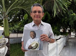 El investigador musical Enrique Martín Briceño, posa con un ejemplar de su libro “Armando Manzanero" el 21 de septiembre de 2023 en Mérida, estado de Yucatán (México). EFE/Martha López
