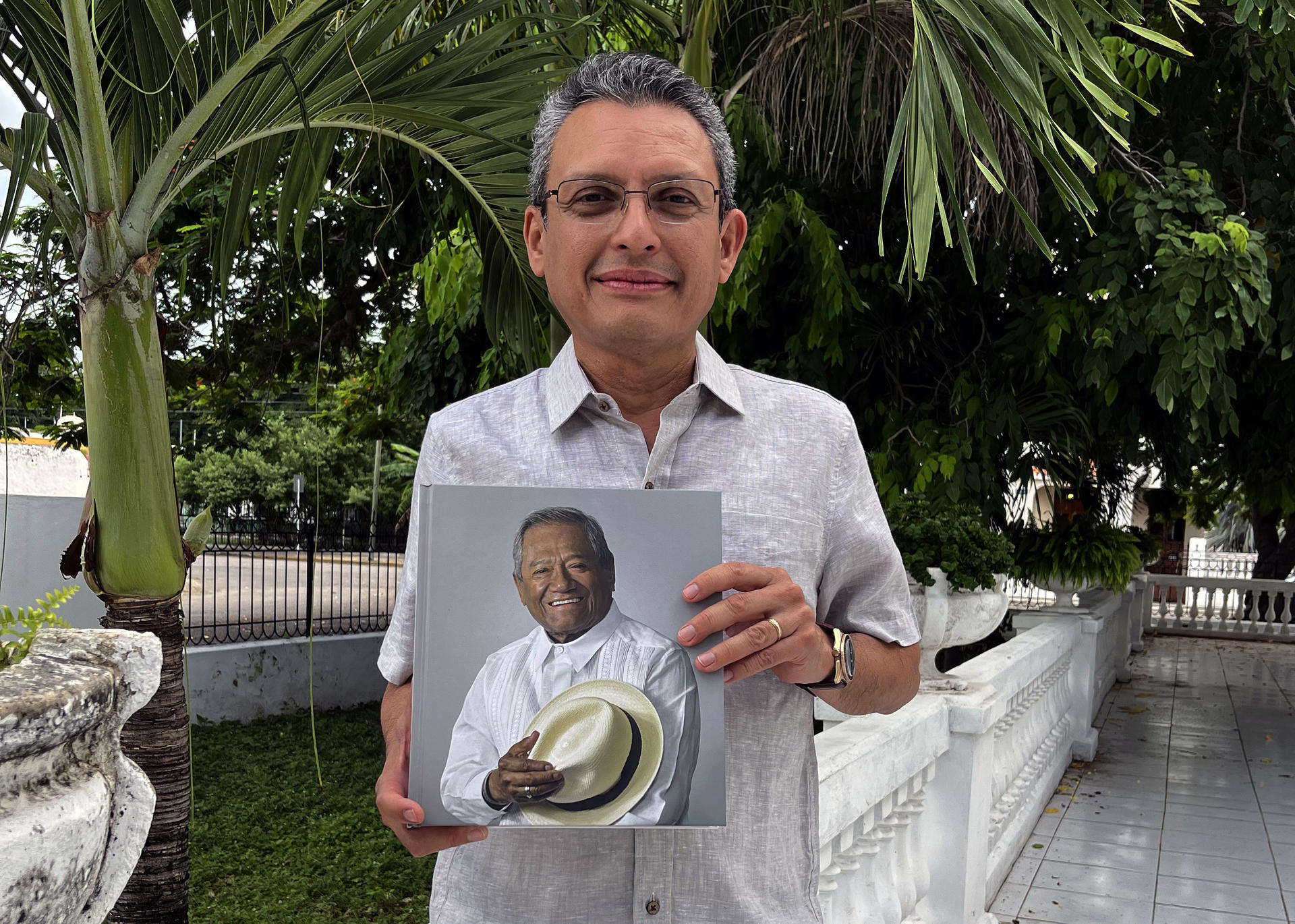 El investigador musical Enrique Martín Briceño, posa con un ejemplar de su libro “Armando Manzanero