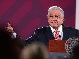 Fotografía cedida hoy, por la presidencia de México, del mandatario mexicano, Andrés Manuel López Obrador, durante una rueda de prensa matutina en Palacio Nacional de la Ciudad de México (México). EFE/Presidencia de México/SOLO USO EDITORIAL/SOLO DISPONIBLE PARA ILUSTRAR LA NOTICIA QUE ACOMPAÑA (CRÉDITO OBLIGATORIO)
