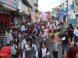 Migrantes participan en una peregrinación hacia la iglesia de San Agustín en la ciudad de Tapachula, estado de Chiapas (México). EFE/Juan Manuel Blanco
