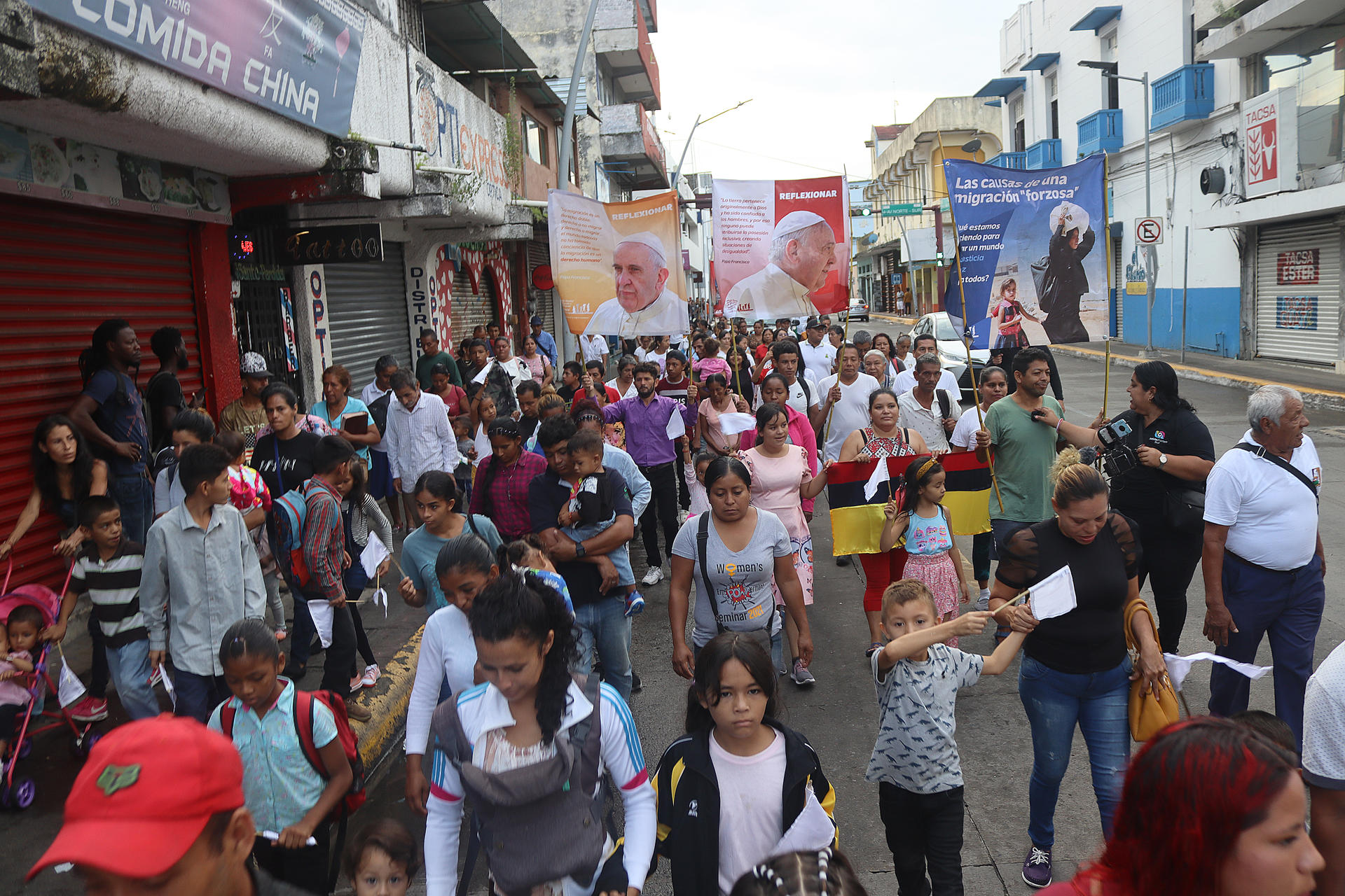 Migrantes participan en una peregrinación hacia la iglesia de San Agustín en la ciudad de Tapachula, estado de Chiapas (México). EFE/Juan Manuel Blanco
