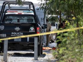 Peritos forenses de la fiscalía de el estado de Nuevo León trabajan en la zona donde aparecieron restos humanos, en el municipio de San Nicolás el estado de Nuevo León (México). EFE/Miguel Sierra.

