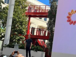 El director ejecutivo de Meta (matriz de Facebook, Instagram y WhatsApp), Mark Zuckerberg, habla durante el evento anual Meta Connect hoy en Menlo Park, California (EE. UU). EFE/Sarah Yáñez-Richards
