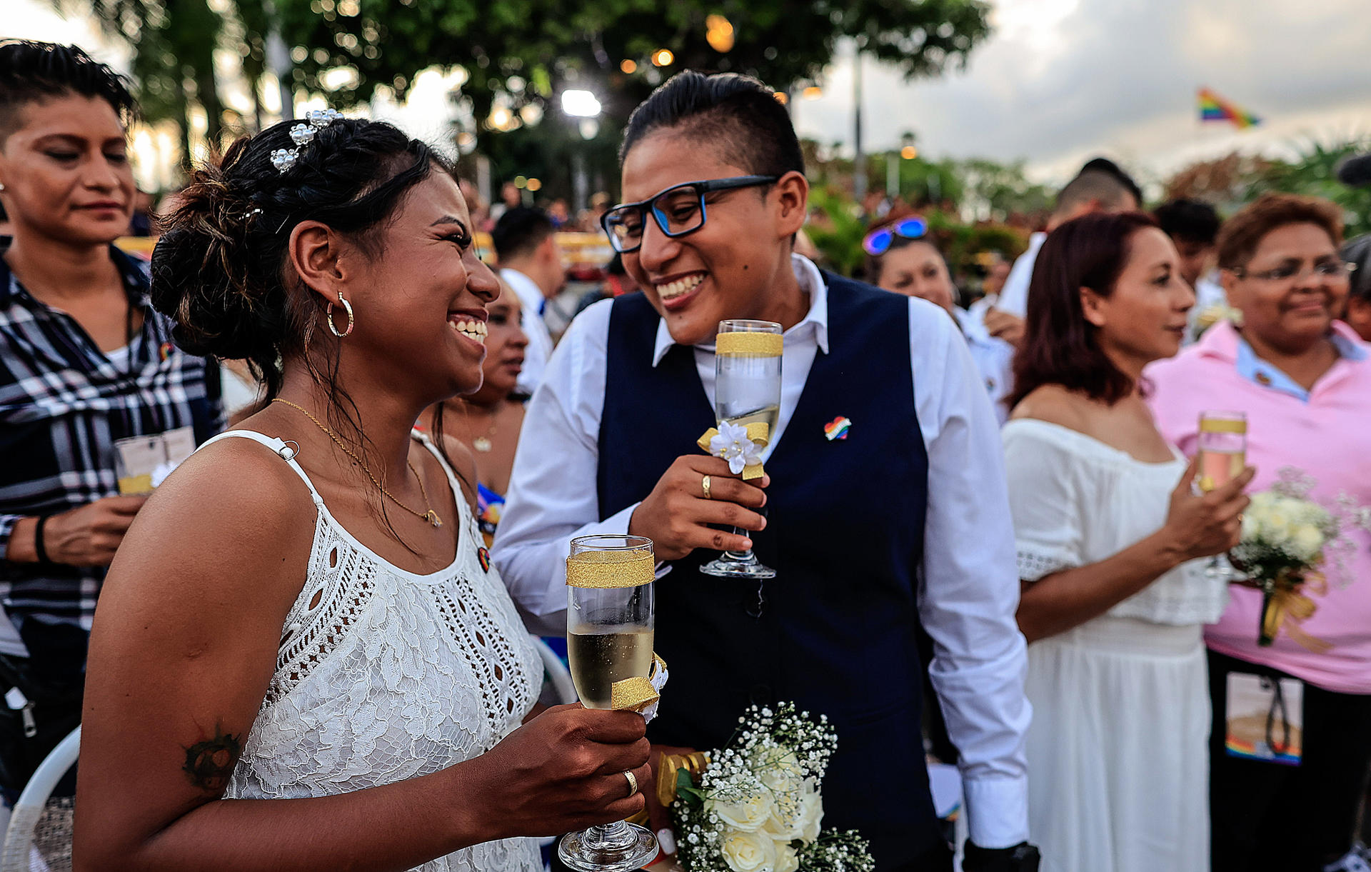 Parejas participaron en una unión matrimonial en el balneario de Acapulco, estado de Guerrero (México). Imagen de archivo. EFE/David Guzmán.
