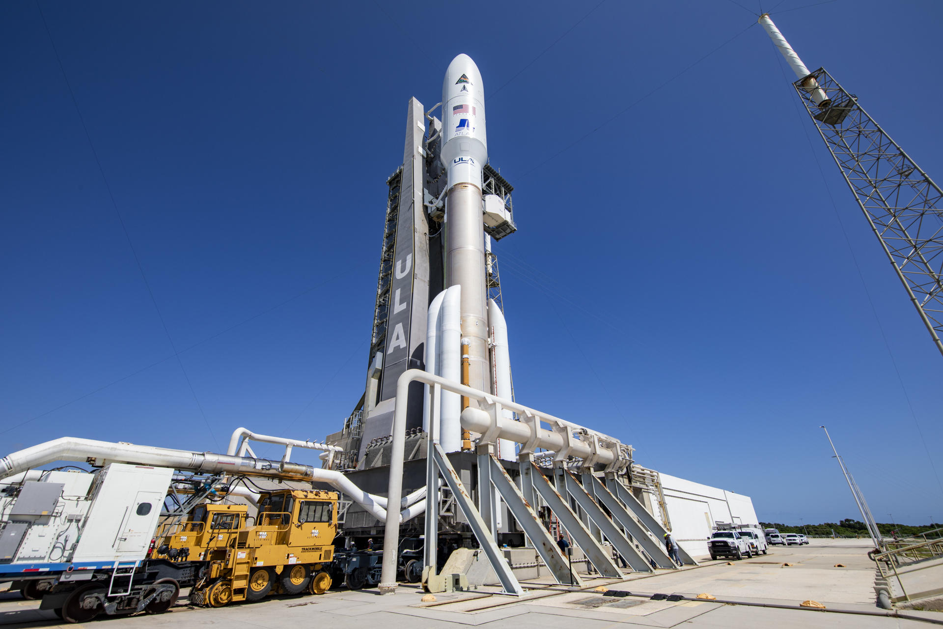 Fotografía cedida por United Launch Alliance (ULA) donde se muestra su cohete Atlas V que lleva la misión Silent Barker/NROL-107 para la Oficina Nacional de Reconocimiento (NRO) y la Fuerza Espacial de los Estados Unidos mientras es transportado hasta la plataforma de lanzamiento en el Complejo de Lanzamiento Espacial-41 de la Estación de la Fuerza Espacial en Cabo Cañaveral, Florida. EFE/ULA /SOLO USO EDITORIAL /NO VENTAS /SOLO DISPONIBLE PARA ILUSTRAR LA NOTICIA QUE ACOMPAÑA /CRÉDITO OBLIGATORIO
