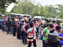 Fotografía de archivo de migrantes parte de una caravana en el municipio de Santa Rita en el departamento de Copán (Honduras). EFE/José Valle
