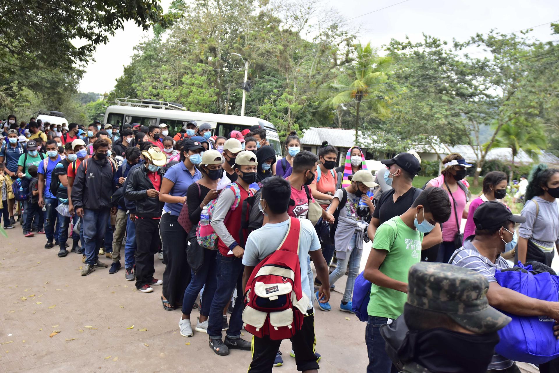Fotografía de archivo de migrantes parte de una caravana en el municipio de Santa Rita en el departamento de Copán (Honduras). EFE/José Valle
