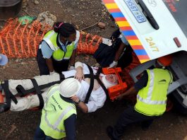 Fotografía de archivo de paramédicos suben a un sobreviviente a una ambulancia tras el accidente de un tren. EFE/str
