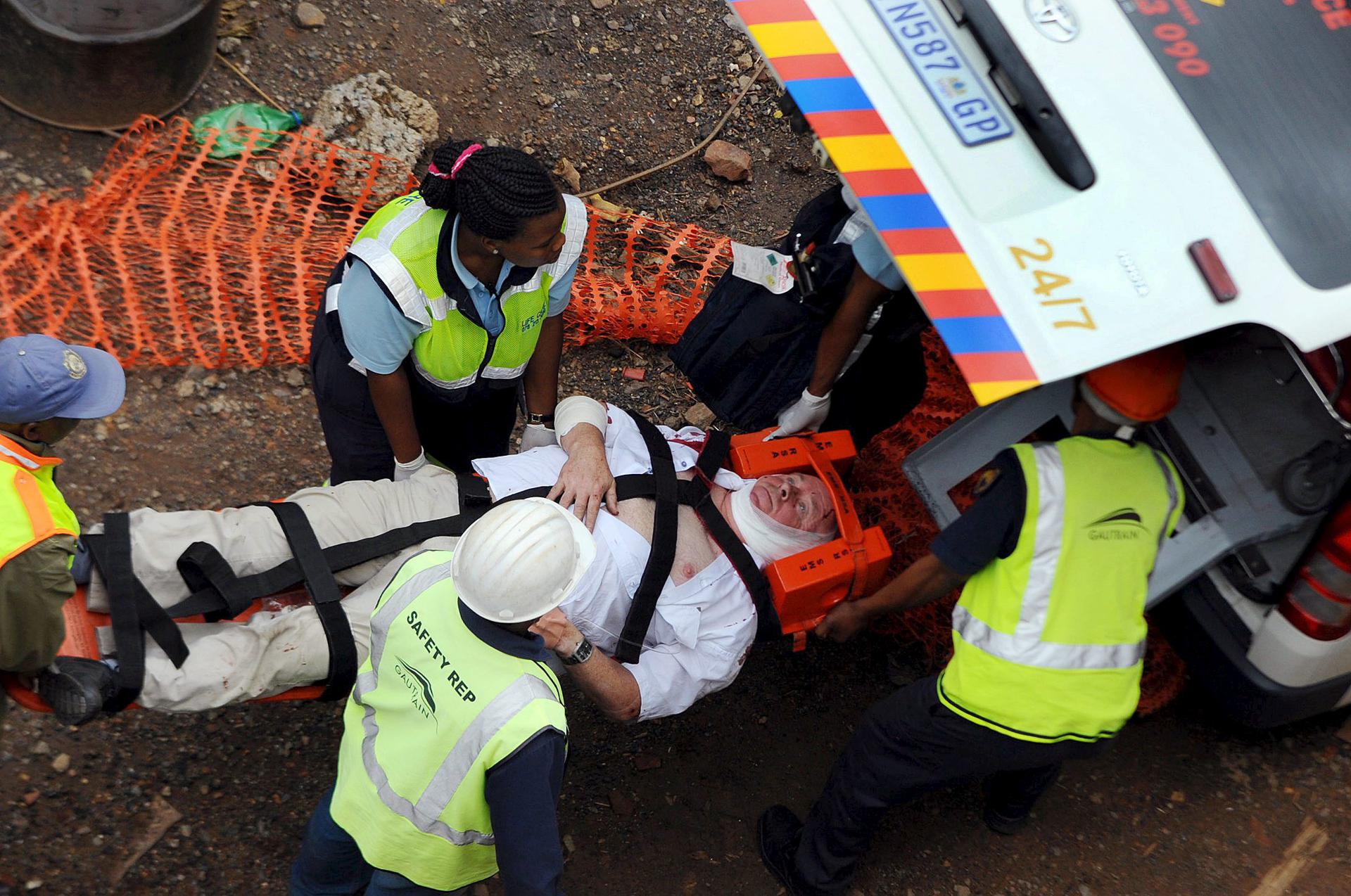 Fotografía de archivo de paramédicos suben a un sobreviviente a una ambulancia tras el accidente de un tren. EFE/str
