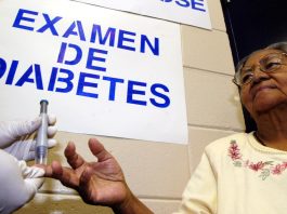 Fotografía de archivo de una mujer que se hace un examen de glucosa gratuito en Orlando, Florida. EFE/Gerardo Mora
