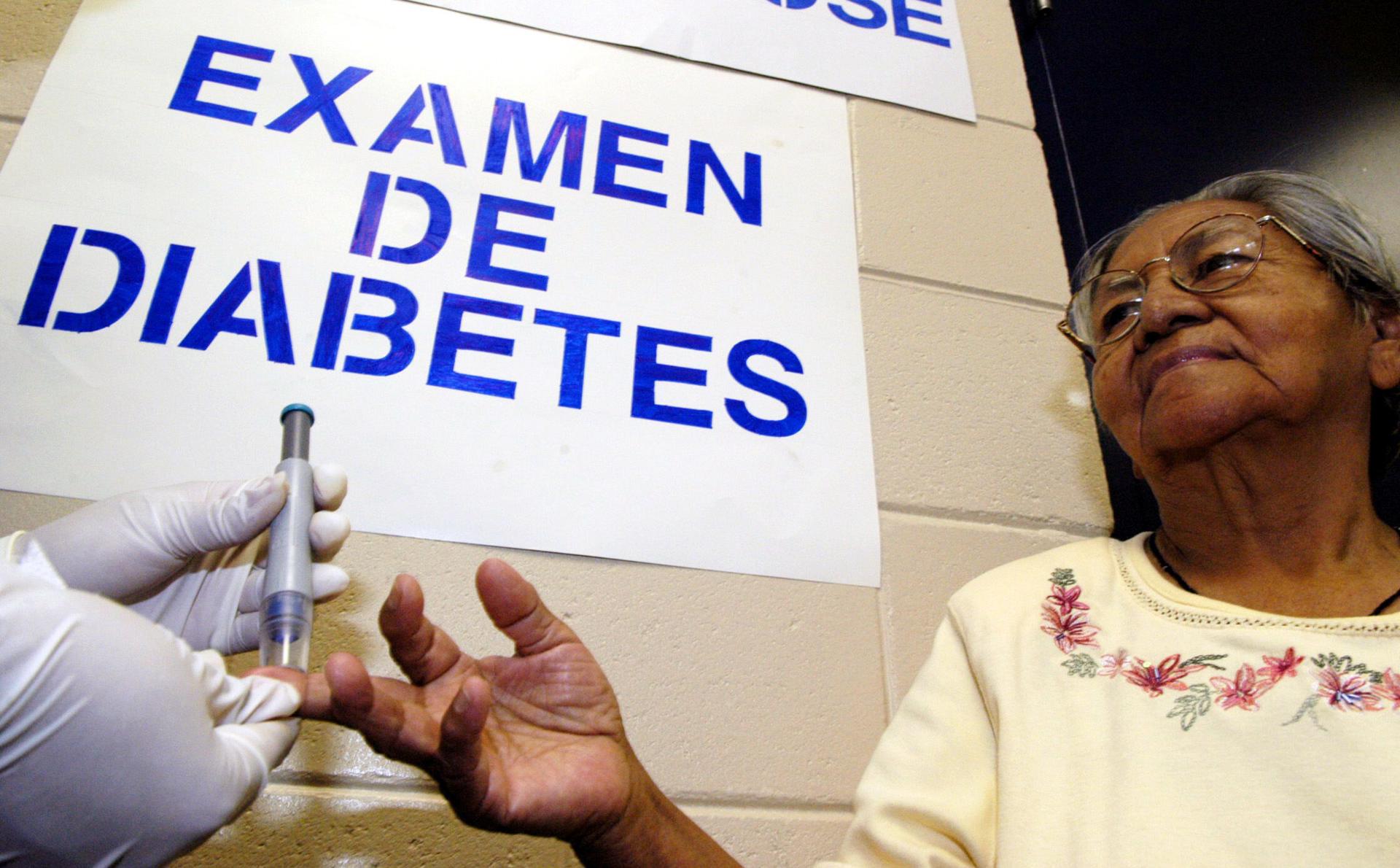 Fotografía de archivo de una mujer que se hace un examen de glucosa gratuito en Orlando, Florida. EFE/Gerardo Mora
