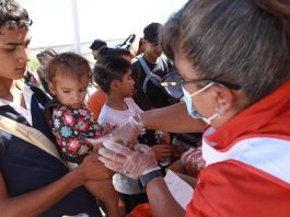 La Cruz Roja Internacional reparte alimentos a migrantes hoy, en Ciudad Juárez, Chihuahua (México). EFE/Luis Torres
