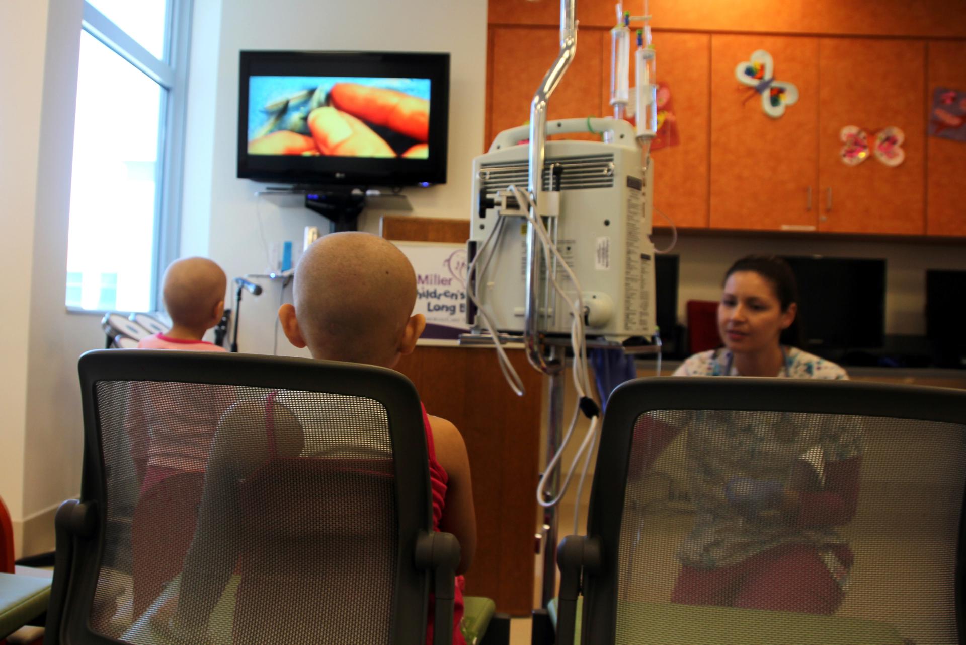 Fotografía de archivo donde se observa a dos pacientes en tratamiento contra la leucemia en el Hospital de Niños Miller en Long Beach, California. EFE/Iván Mejía
