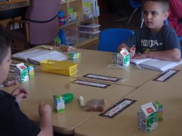 Fotografía de archivo donde aparecen varios estudiantes mientras toman sus desayunos. EFE/FRANCISCO MIRAVAL
