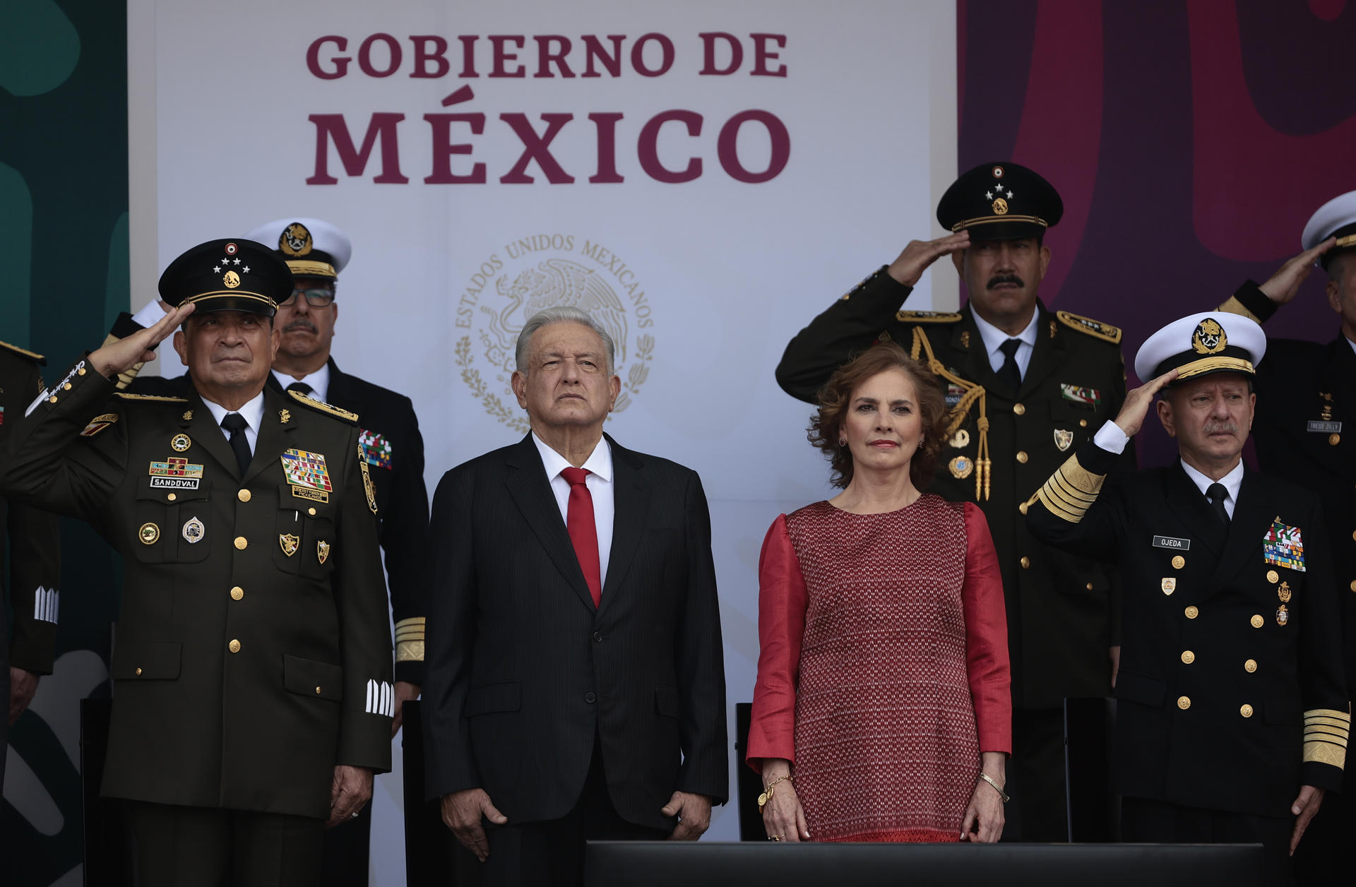 López Obrador encabeza un desfile militar para conmemorar la Independencia de México El presidente de México, Andrés Manuel López Obrador (2-i), acompañado su esposa Beatriz Gutiérrez Muller (2-d), el secretario de la Defensa Nacional, Luis Cresencio Sandoval (i) y el Secretario de Marina, Rafael Ojeda Durán (d) participan hoy, durante la conmemoración de los 213 años de Independencia de México, en Ciudad de México (México). EFE/José Méndez