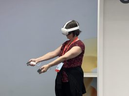 Una mujer prueba las nuevas gafas de realidad virtual (RV) y realidad aumentada (AR), Quest 3, durante el evento anual Meta Connect, hoy en Menlo Park, California (EE. UU). EFE/Sarah Yáñez-Richards
