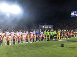 El equipo de Inter Miami (i) y el equipo de Houston Dynamo (d) posan antes del inicio del partido final de la Copa Abierta de Estados Unidos Lamar Hunt. EFE/EPA/CRISTÓBAL HERRERA-ULASHKEVICH
