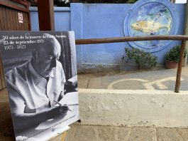 Detalle registrado este sábado, 23 de septiembre, de un retrato del poeta chileno Pablo Neruda, durante el aniversario 50 se su muerte, en la entrada de su casa, en Isla Negra (Chile). EFE/Javier Martín
